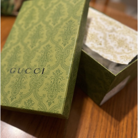 Black leather with tonal piping
Green and red Web
Horsebit detail - Picture 4 of 4